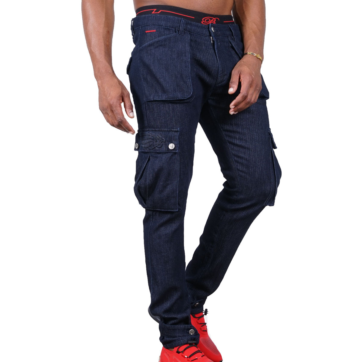 These blue cargo jeans are a perfect mixture between style and functionality